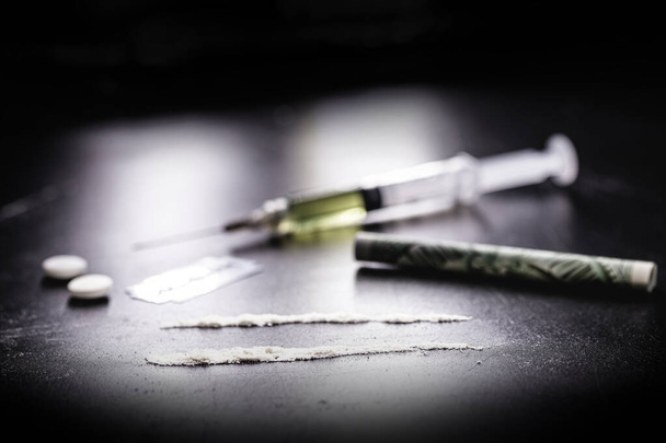 fileira ou fileira de cocaína, drogas ilegais em um ambiente escuro, "droga", uso de substâncias ilegais - Foto, Imagem
