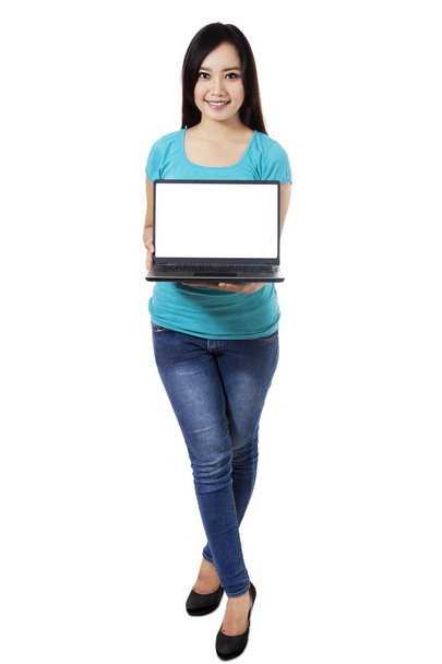 Woman showing a laptop - Foto, Bild