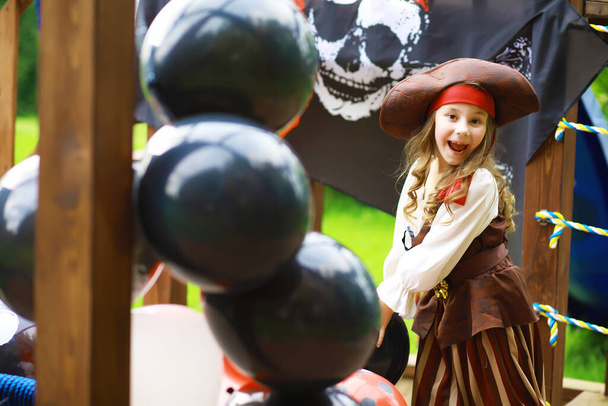 Kinderfest im Piratenstil. Kinder in Piratenkostümen spielen an Halloween. - Foto, Bild