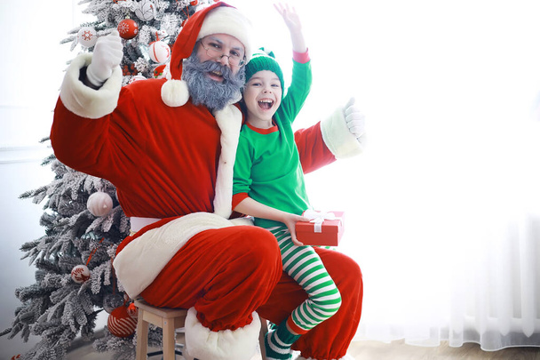 Santa Claus helpers.Leuke kinderen in kerst elf kostuums in een kamer prachtig ingericht voor Kerstmis. Tijd van wonderen. Cadeaus van de Kerstman - Foto, afbeelding