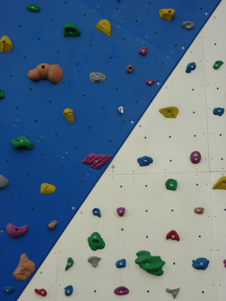 A vertical shot of artificial rock climbing practice range - Foto, afbeelding