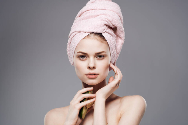 mulher bonita ombros nus abacate na mão frutas exóticas tratamentos de spa - Foto, Imagem