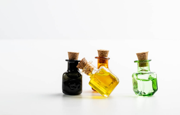 Ефірний макет олії з маленькими старовинними пляшками. Органічна ефірна олія, настойка, екстракт або настій в медичних банках глузують з копіювальним простором
 - Фото, зображення