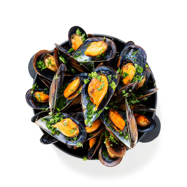 Köstliche Meeresfrüchte-Muscheln mit Petersiliensauce und Zitrone. isoliert auf weißem Hintergrund - Foto, Bild