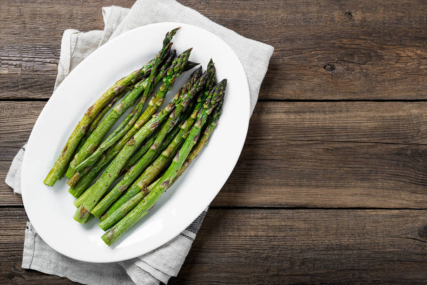 Grilled green asparagus on white plate. top wiew - Foto, Imagem