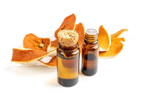 Ξηρό αιθέριο έλαιο φλούδας πορτοκαλιού σε φιάλες. Οργανικό έλαιο ξύσμα σε βάζα ιατρικής. Ουσία, βάμμα, εκχύλισμα ή έγχυση closeup - Φωτογραφία, εικόνα