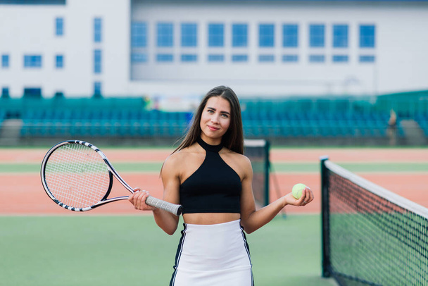 Krásná stylová sexy žena v módní sportovní oblečení na tenisovém kurtu. - Fotografie, Obrázek