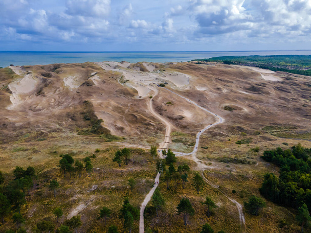 Вид с воздуха на серые дюны Куршской косы, Литва - Фото, изображение