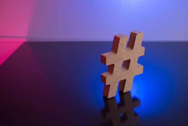 Značkové písmeno hashtag na pozadí barevného světla. - Fotografie, Obrázek