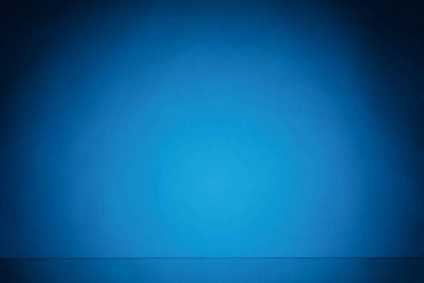blauw lichtpapier achtergrond met kopieerruimte - Foto, afbeelding