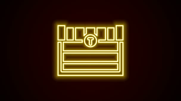 Zářící neonová čára Starožitný poklad ikona truhlice izolované na černém pozadí. Vintage dřevěná truhla se zlatou mincí. Grafická animace pohybu videa 4K - Záběry, video