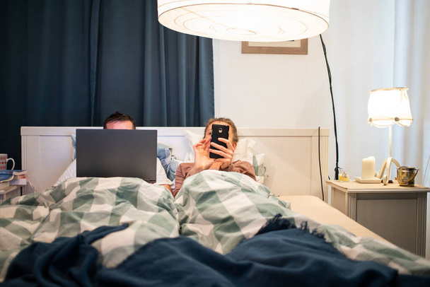 Casal na cama com laptop - Foto, Imagem
