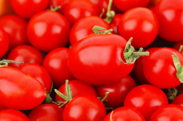 Niektóre dojrzałe czerwone świeże pomidory zbliżyć - Zdjęcie, obraz