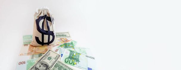 Dolar ve euro banknotlarının üzerinde dolar işareti olan panorama kesesi - Fotoğraf, Görsel