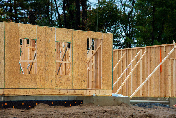 Εσωτερικό μιας νέας κατασκευής σπιτιού που δείχνει το σύνολο του πρώτου ορόφου κόντρα πλακέ πλαίσιο ξύλινα δοκάρια - Φωτογραφία, εικόνα