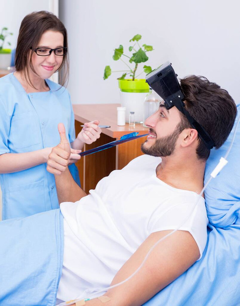 Homme patient avec lunettes VR dans le concept de télémédecine - Photo, image