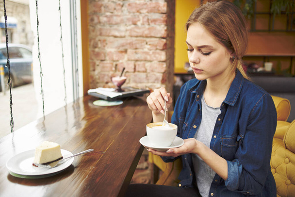 Kobieta z filiżanką kawy kawiarnia wakacje styl życia executive morning - Zdjęcie, obraz