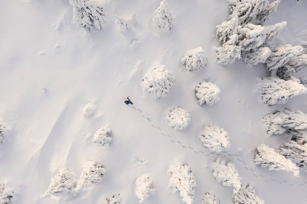 Paisagem de inverno ensolarado com o homem em sapatos de neve nas montanhas - Foto, Imagem
