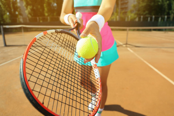 Sportswoman preparing to serve tennis ball at court, closeup - Foto, Imagen