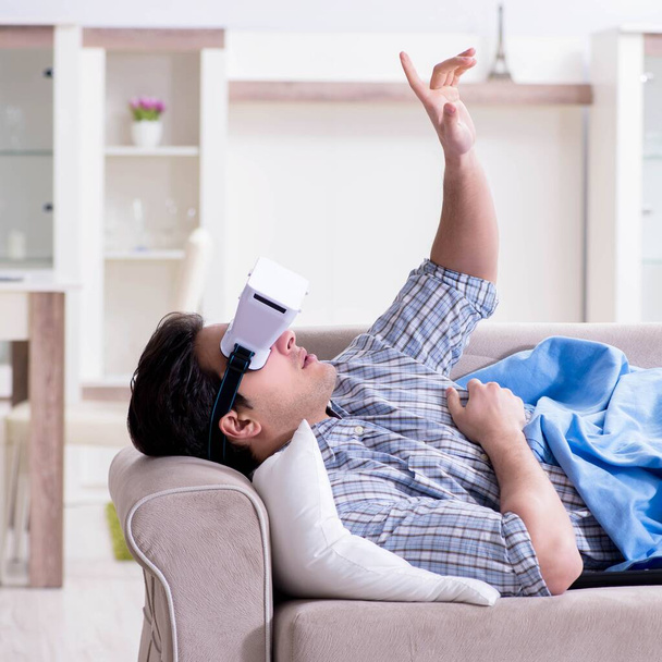 Hombre viendo gafas de realidad virtual en casa - Foto, imagen