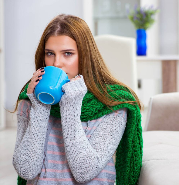 Mujer enferma que sufre de gripe en casa - Foto, imagen