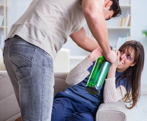 Humalassa aviomies pahoinpitelee vaimonsa perheväkivallan käsite - Valokuva, kuva