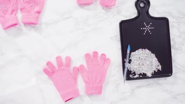 Guantes para niños Rhinestone rosa con formas de copo de nieve. - Imágenes, Vídeo
