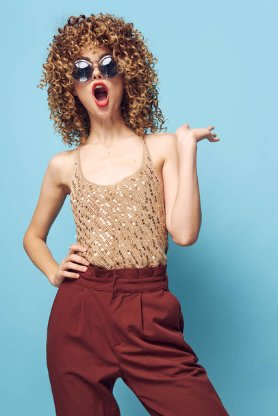 Kaunis nainen Kiharat hiukset tunteet auki suu muodikas vaatteita  - Valokuva, kuva