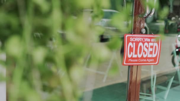 Właściciele restauracji lub kawiarni zmienili oznakowanie z zamkniętego na otwarte podczas epidemii koronawirusu. Otwórz sklep, aby przyjmować klientów z dystansem społecznym. - Materiał filmowy, wideo