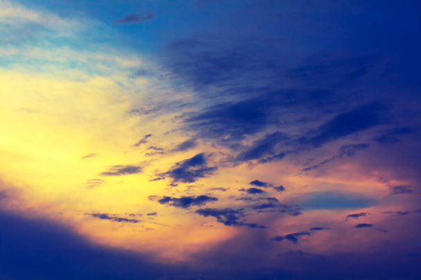 Разноцветные облака с сумерками  - Фото, изображение