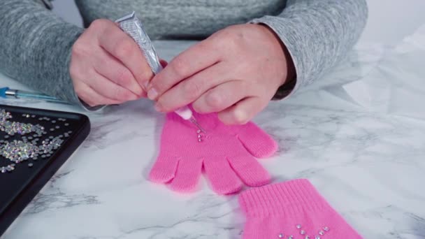 Rhinestone roze kids handschoenen met sneeuwvlok vormen. - Video