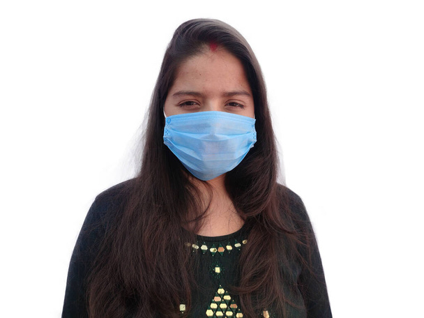 Portrét mladé indiánské ženy v lékařské masce na bílém pozadí. Chraňte své zdraví. Koncept koronaviru - Fotografie, Obrázek
