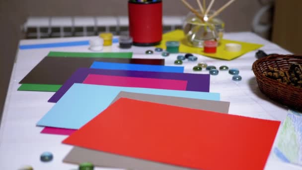 En la mesa está alineada la paleta de colores de papel. Composición del arco iris. Pensamiento creativo - Metraje, vídeo