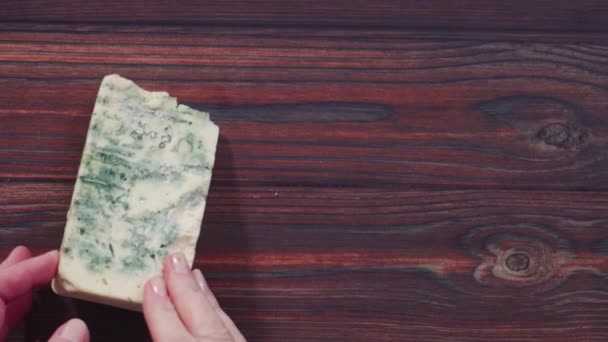 Různé velké klíny gurmánský sýr  - Záběry, video