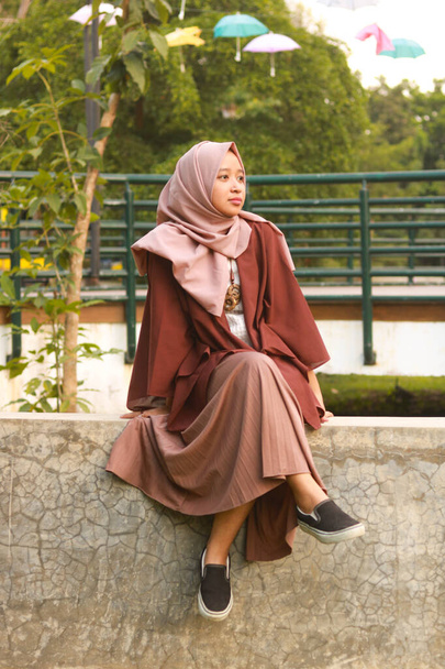 Portret młodej pięknej muzułmanki azjatyckiej w hidżabie. - Zdjęcie, obraz