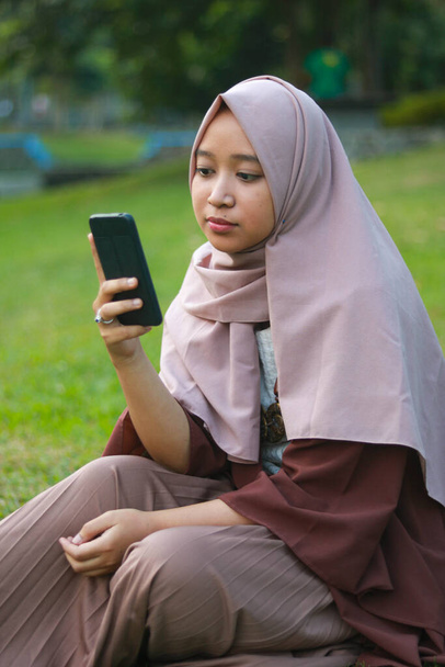 Portrait de mode de jeune belle femme musulmane asiatique avec le port du hijab. - Photo, image