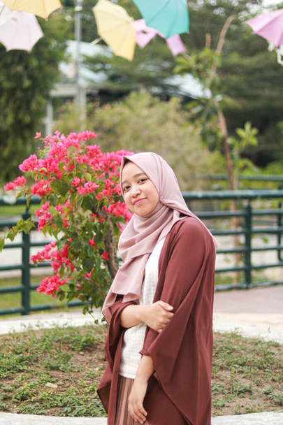 Modeporträt einer jungen schönen asiatischen Muslimin mit Hijab. - Foto, Bild