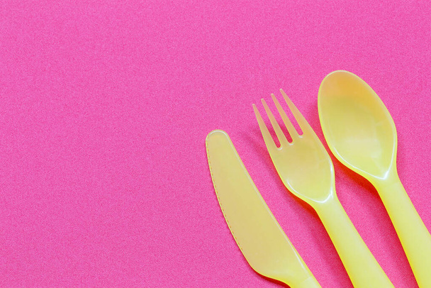 Cucchiaio e forchetta in plastica posizionati su uno sfondo luminoso e hanno spazio per la copia per il design nel vostro lavoro. - Foto, immagini