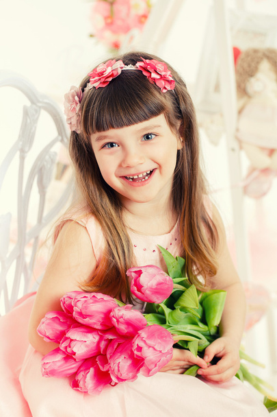 Adorable petite fille avec bouquet de tulipes
 - Photo, image