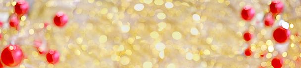 Золотий боке Панорама розмивається фоном і червоною кулькою, щоб прикрасити святковий сезон Різдво і Новий рік.. - Фото, зображення
