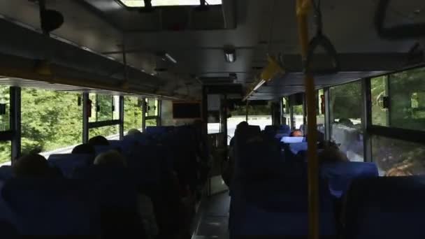Kilátás a belsejére egy nyilvános busz utazik az útvonalon. Bent. - Felvétel, videó