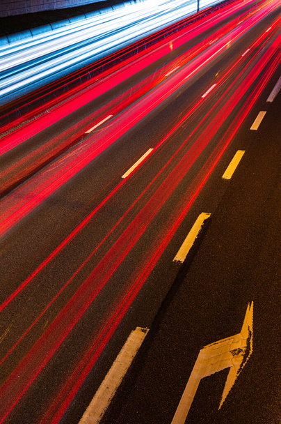 Vista sobre el tráfico de la ciudad en la noche, toma de larga exposición de senderos de luz de los coches - Foto, imagen