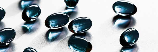 Kék gyógynövény kapszula az egészséges táplálkozás, gyógyszertár, probiotikus gyógyszer tabletták egészségügyi vagy kiegészítő termékek gyógyszeripari hirdetés - Fotó, kép
