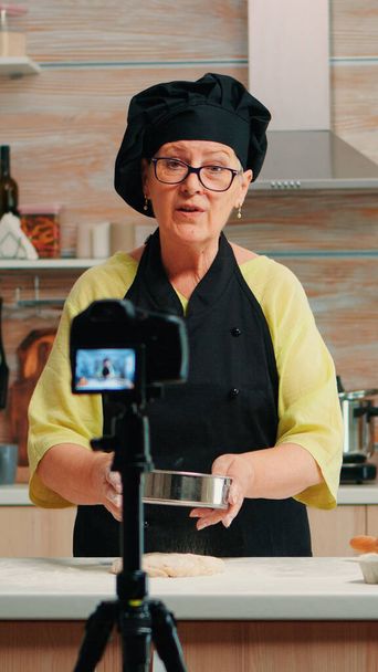 Iäkäs nainen kuvaamisen ruoanlaitto vlog - Valokuva, kuva