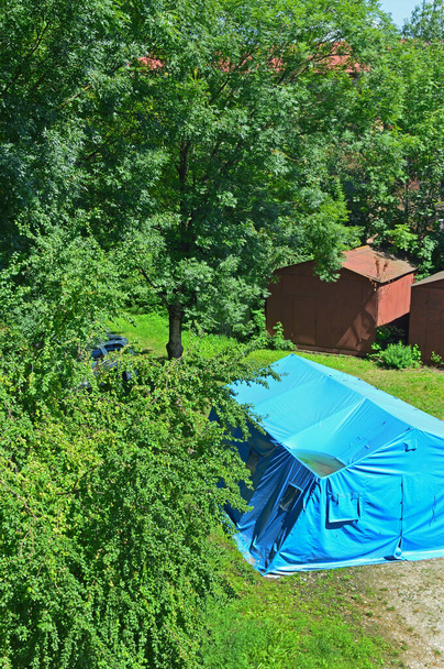 Twee metalen garages verborgen auto en een plastic tent in de tuin op Ivano-Frankivsk, Oekraïne - Foto, afbeelding