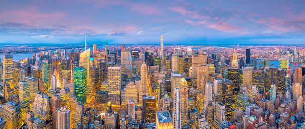 Aerial view of Manhattan skyline at sunset, New York City in Egyesült Államok - Fotó, kép