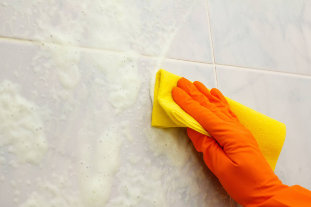 Mão da mulher lavando parede pela esponja. - Foto, Imagem