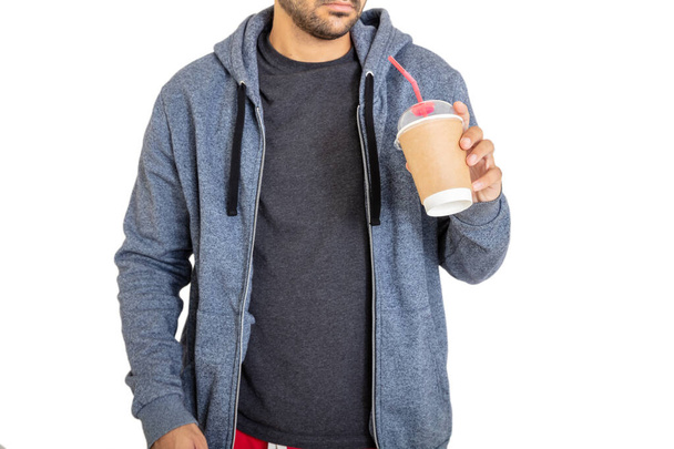 Σκέψη για τον καφέ. Νεαρός άνδρας εκμετάλλευση σώμα για να πάει χάρτινο δοχείο με φρέσκο ποτό απομονώνονται σε λευκό φόντο. - Φωτογραφία, εικόνα