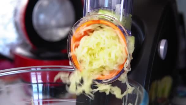 Elektrický mlýnek na zeleninu s řezačkou, vaření plátky zeleniny, cuketa, zpomalení. selektivní zaměření - Záběry, video