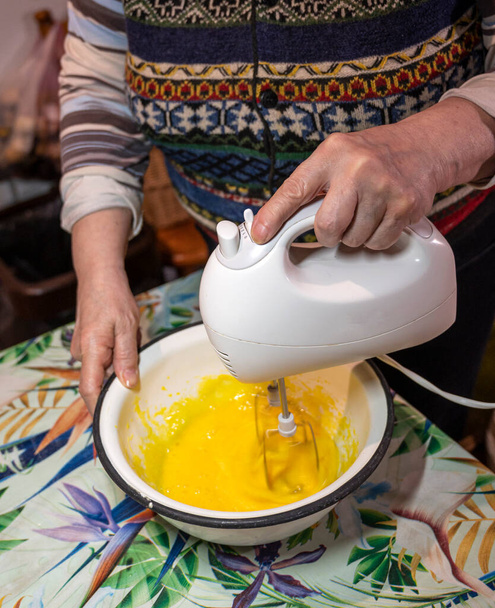 Conceito de cozedura. Senior mulher assar bolo caseiro em casa - Foto, Imagem